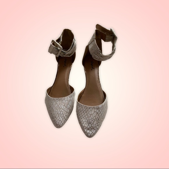 Qupid Shoes - Silver toned flats w/ some gold infused!